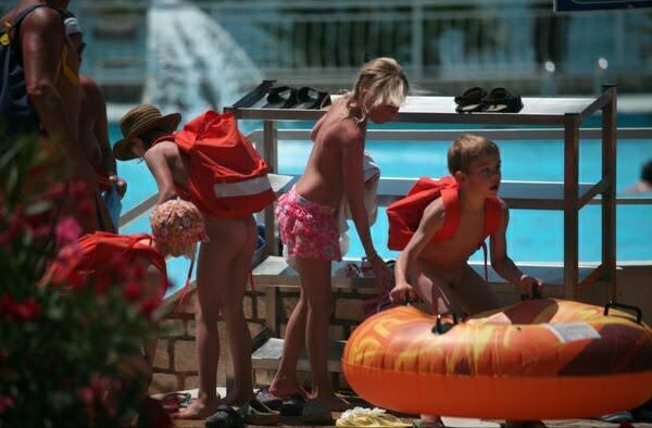 Purenudism pool photo (set 26) [Archives Naturisme]