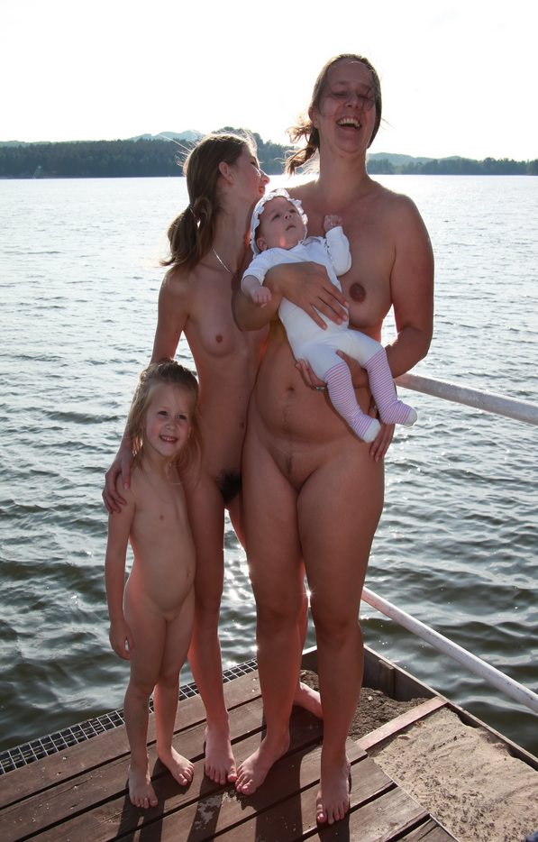 Purenudism on the sea photo (set 101) [Archives Naturisme]