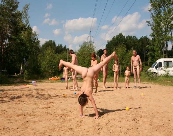 Purenudism outdoor photo (set 35) [Archives Naturisme]