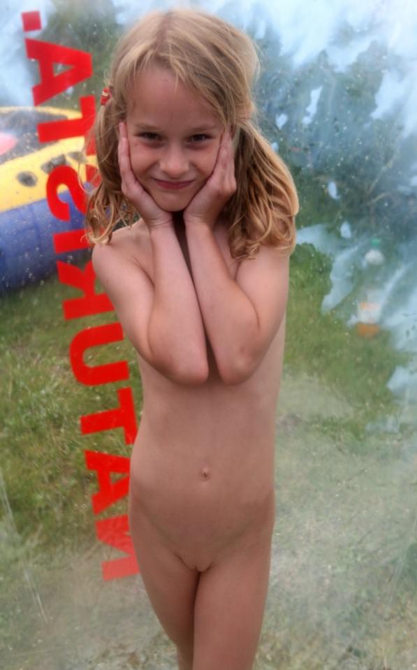 Purenudism outdoor photo (set 34) [Archives Naturisme]