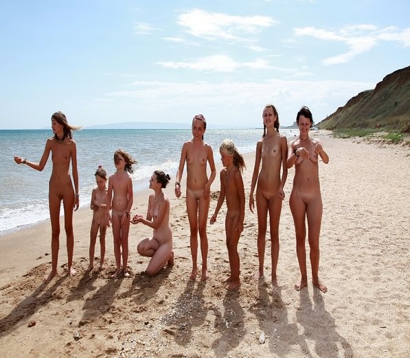 Purenudism on the sea photo (set 99) [Archives Naturisme]