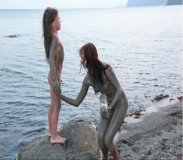 Purenudism on the sea photo (set 96) [Archives Naturisme]
