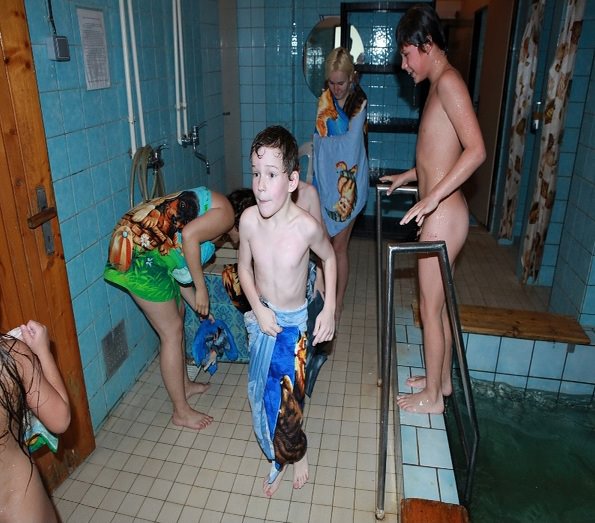 Purenudism pool photo (set 14) [Archives Naturisme]