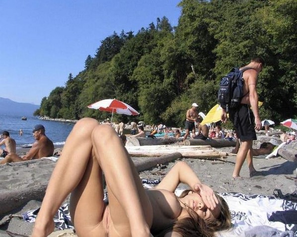 Purenudism on the sea photo (set 91) [Archives Naturisme]