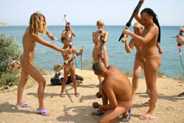 Purenudism nudistes jouent à la mer photo (set 60) [Archives Naturisme]