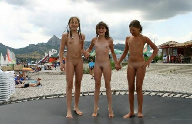 Purenudism jeunes filles nudistes sur le trampoline photo (set 57) [Archives Naturisme]