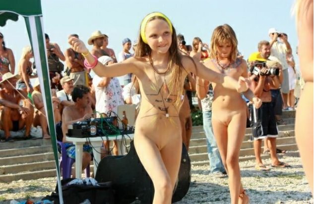 Purenudism regarder autour de nudistes photo (set 56) [Archives Naturisme]