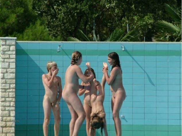 Purenudism camp pour les adultes et les jeunes nudistes photo (set 54) [Archives Naturisme]