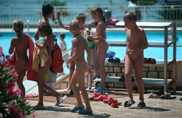 Purenudism les adultes et les enfants dans les nudistes de photos du parc de l'eau (set 48) [Archives Naturisme]