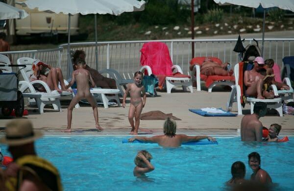 Purenudism nudistes à la station photo (set 38) [Archives Naturisme]
