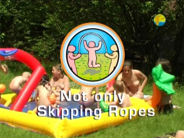 Vidéo documentaire sur le nudisme - Not only skipping ropes [Archives Naturisme]