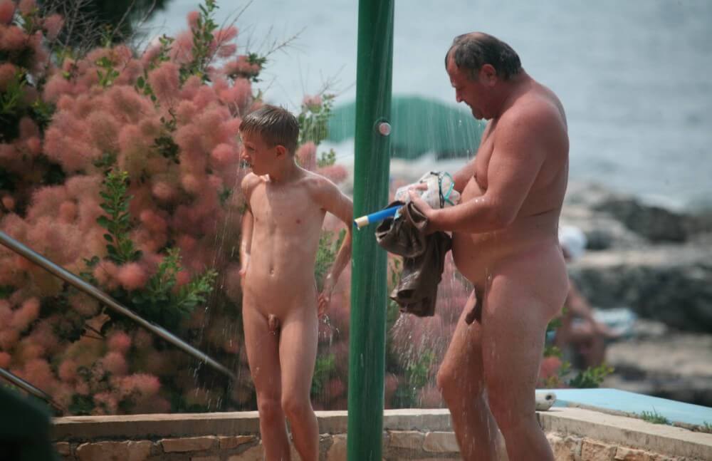 Naturist Shower Profiles pics - The idea of being naked is good
