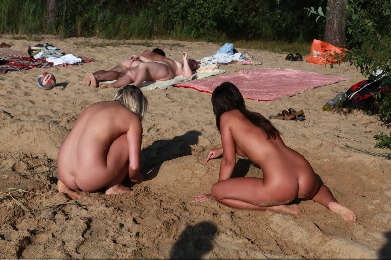 Creekside activity Big Photo gallery - Naturists love openness and freedom
