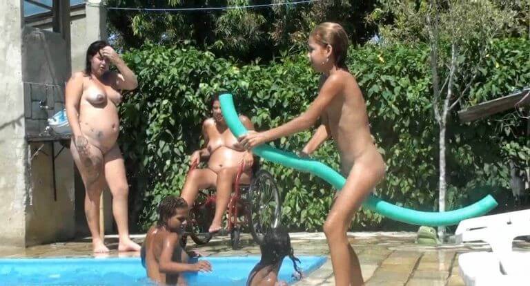 Oceanic Backyard Noon # 1 Full HD - She went out completely naked