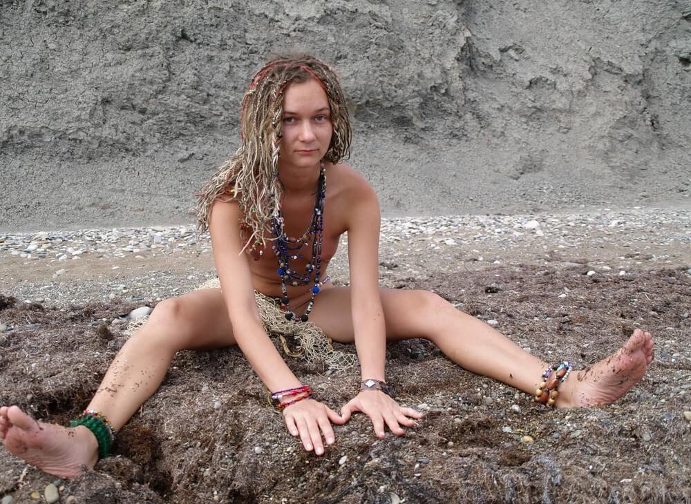 Naturists Rocky Stream Pixie Girls photos - Naturists live in harmony and tranquility