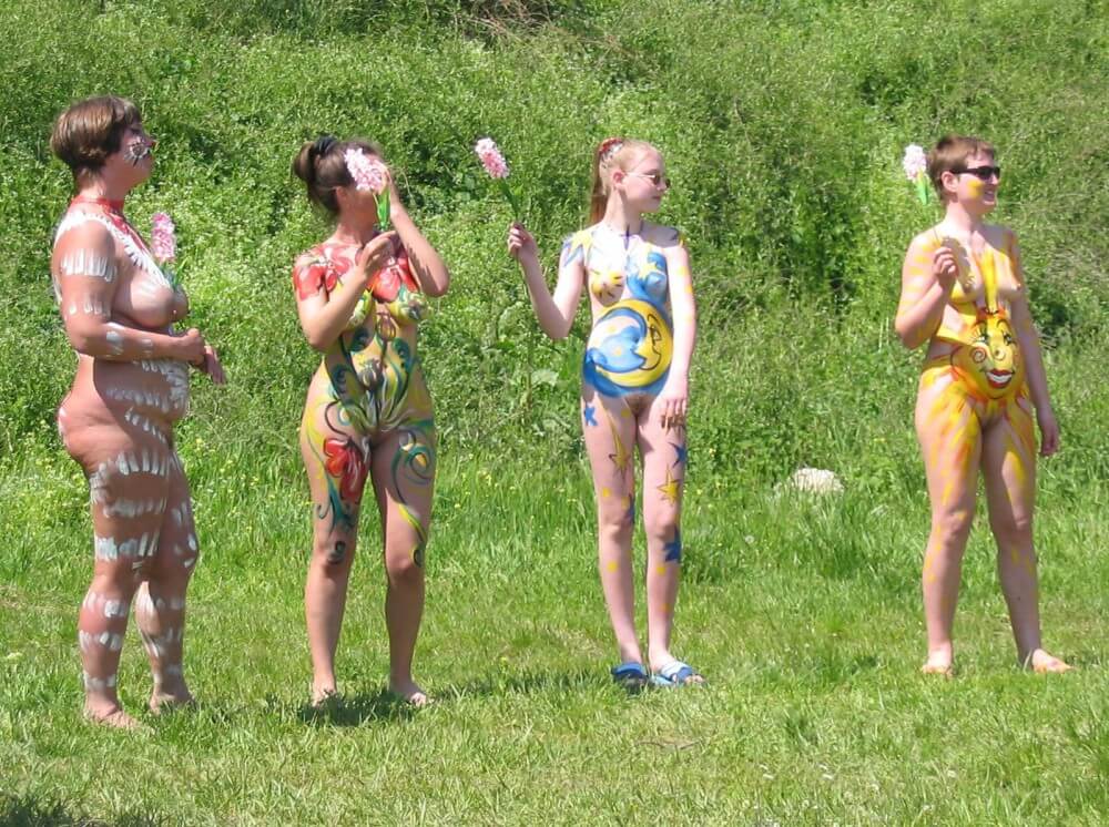 Family String-Apple Game Pics - Freedom of choice allows one to be oneself and to be a naturist