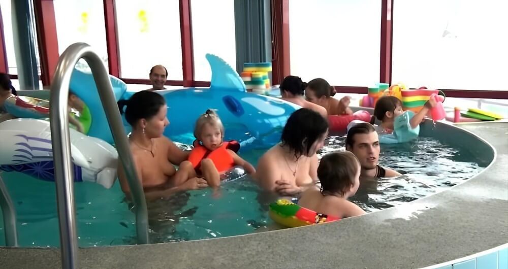 Indoor Swim Exercise - In this nudist movement, voluntariness and comfort are important