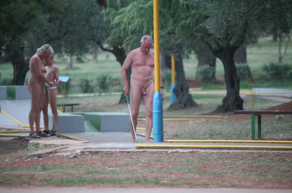 Mini-Golf Nude Participants pics - We are naked in the bosom of nature