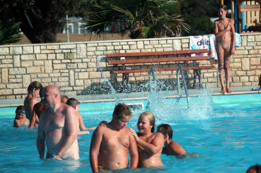 Naturist Pool Girls Profile pics - Nature fills naturists and nudists with energy and inspiration