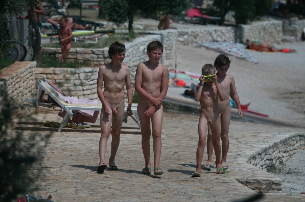 Shore walking nude - Peace and tranquility as goals of the naturist life