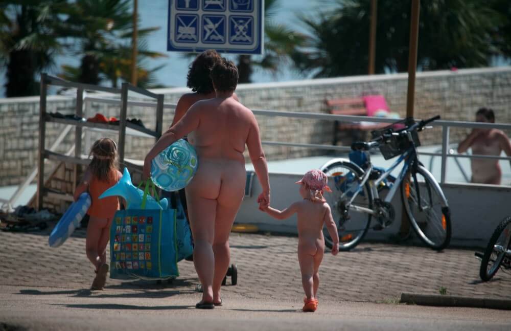 Pool Outskirt Nude Guests pics - World Naturist Federation