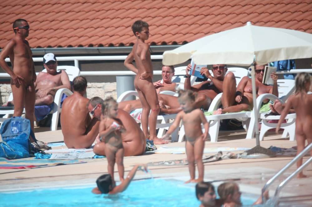 Pool Camping Sides gallery - Living together in nature is a hallmark of nudists