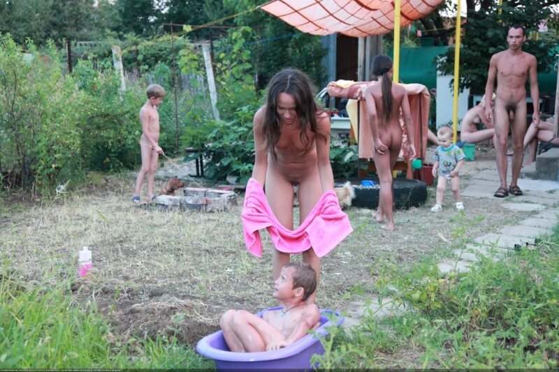 Green barrel of fun-grassy fields of gold photos - Naturism and society