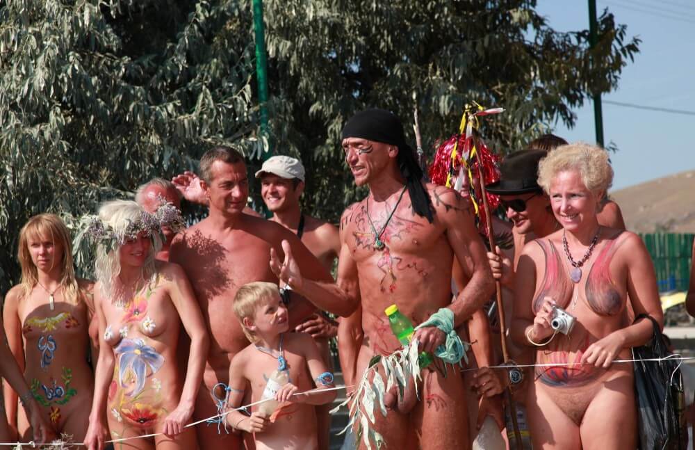 Naturist Day From Behind pics - Nudism helps strengthen friendships