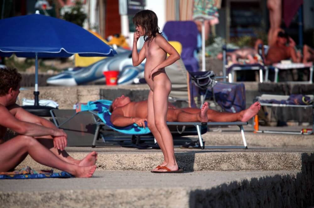 Girl Walk to Nudist Shower pics - A nudist values trust and honesty between people