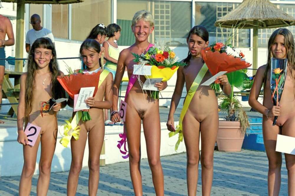 Beauty contest FR photos - A nudist promotes tolerance and respect for others