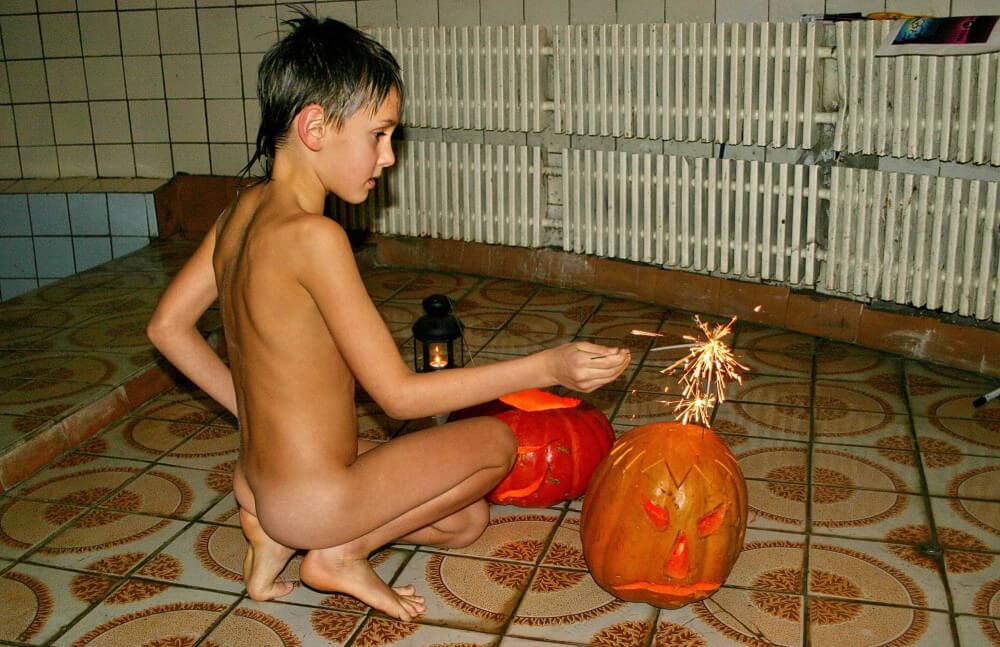Naturism photo gallery # 20 - People seek unity with nature through naturist practices