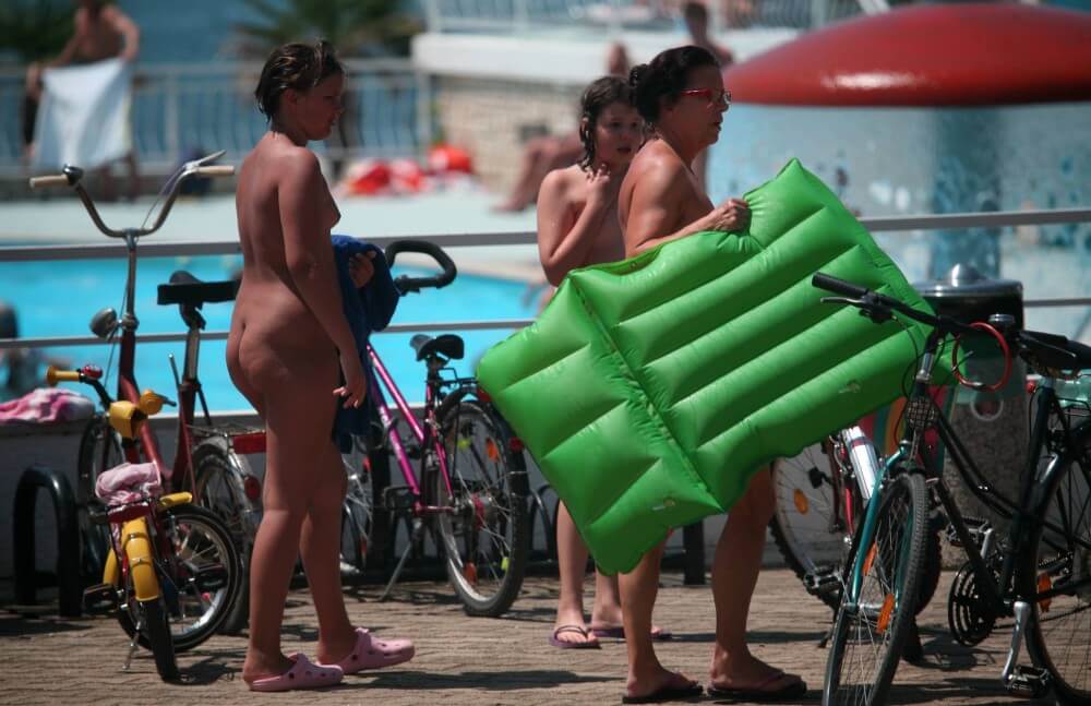 Outdoor Pool Sideliners pics - The impact of naturism on health