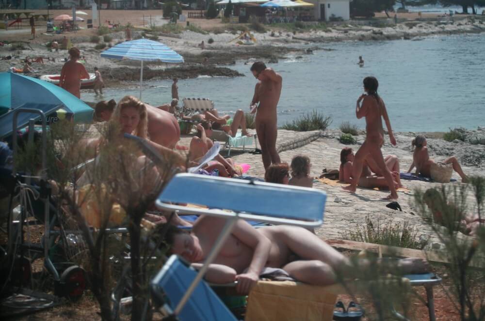 Nuda Beach Wide Outlook pics - Nudism reduces self-consciousness