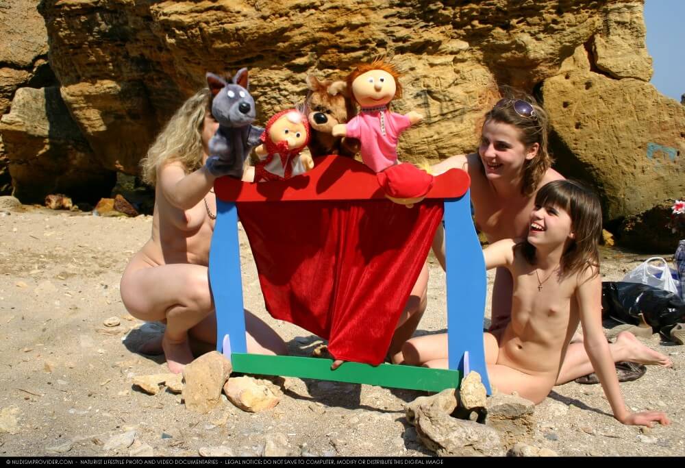 Premium Content # 33 - Nudism strengthens friendships and mutual respect