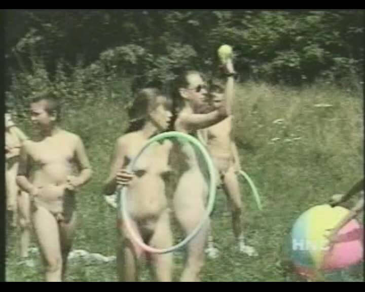 Helios Natura: Nudi Youth Weekend - Leaving the house in a state of complete nudity