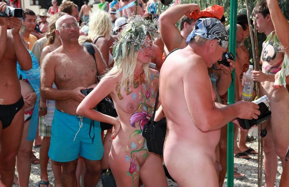 Neptune Painting Couple pics - Blending in with the crowd of nudists