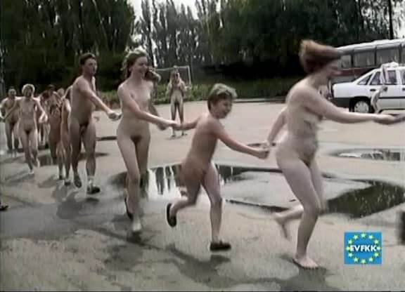 Helios Natura: Tutti-Frutti Nudie - Eurovid FKK - A defining feature of naturism is the absence of clothing
